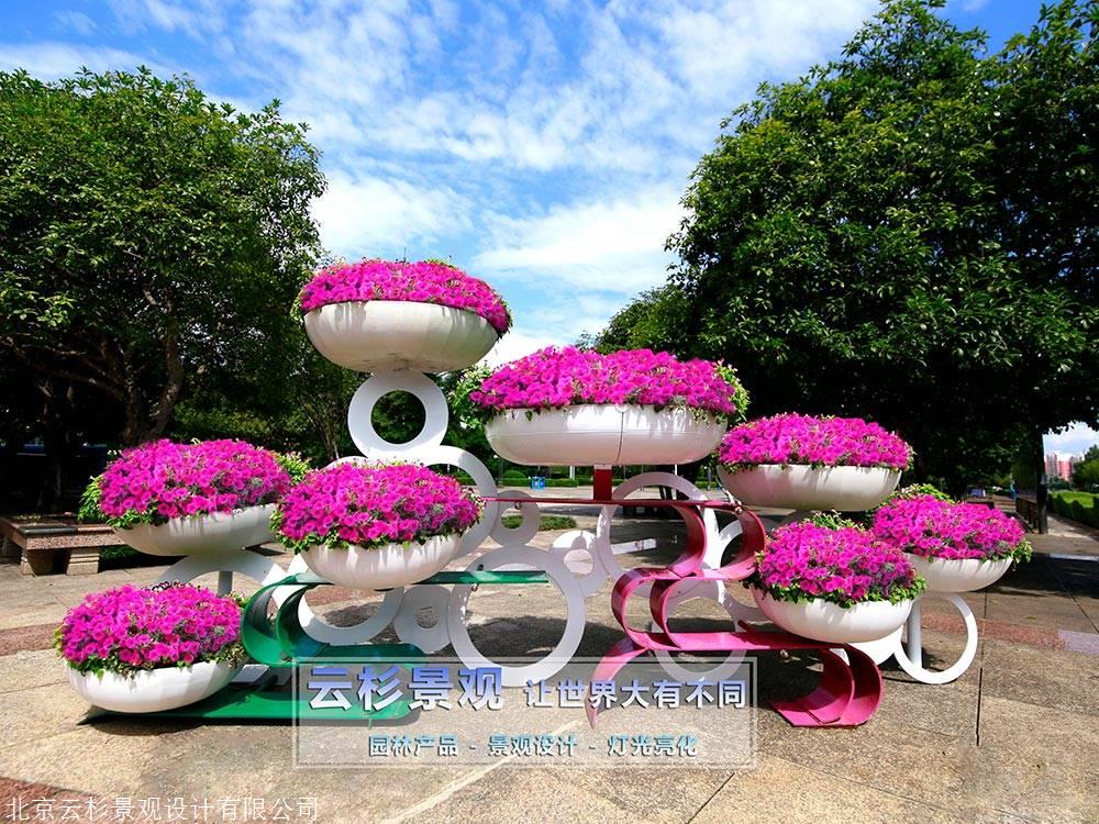 室外大型铁艺花架 构筑城市户外立体景观的艺术与功能